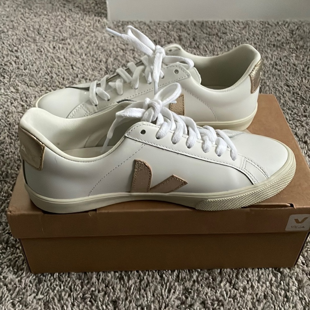Veja rose gold
